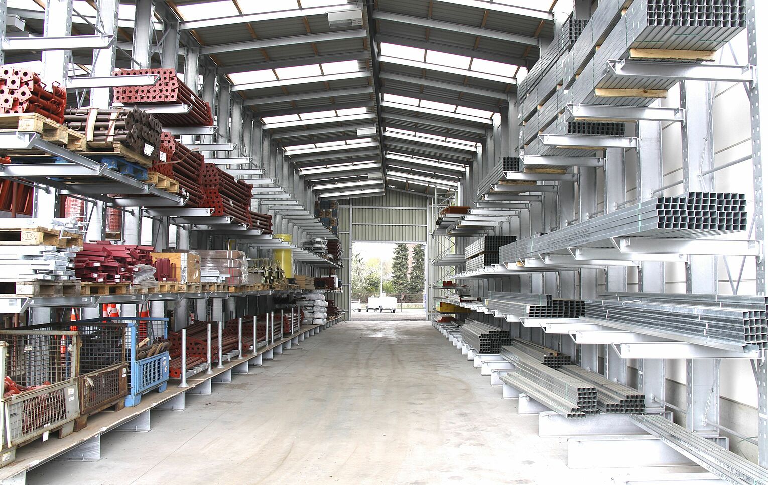 [Translate "Romania"] Rack-clad warehouse Cantilever racking