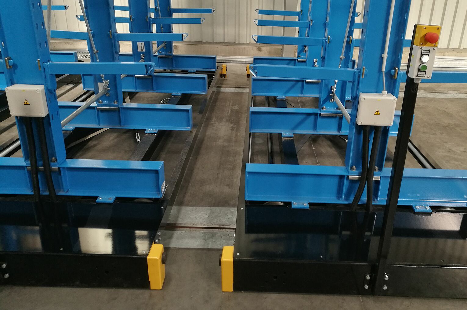 [Translate "Romania"] Mobile cantilever racking