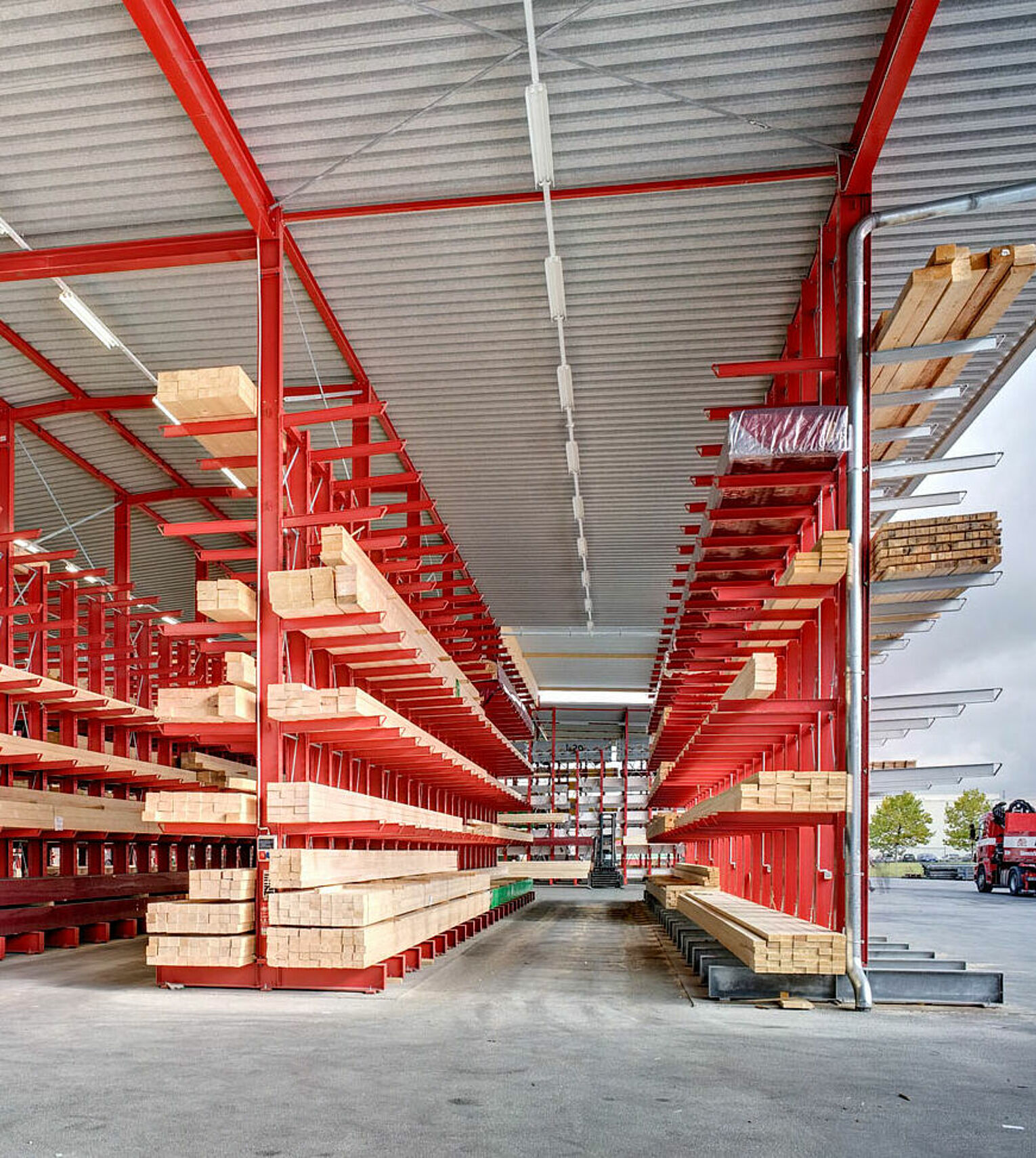 [Translate "Romania"] Rack-clad warehouse Cantilever racking