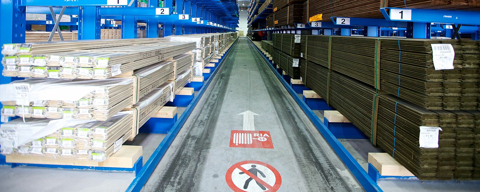 [Translate "Romania"] Cantilever racking for narrow aisle