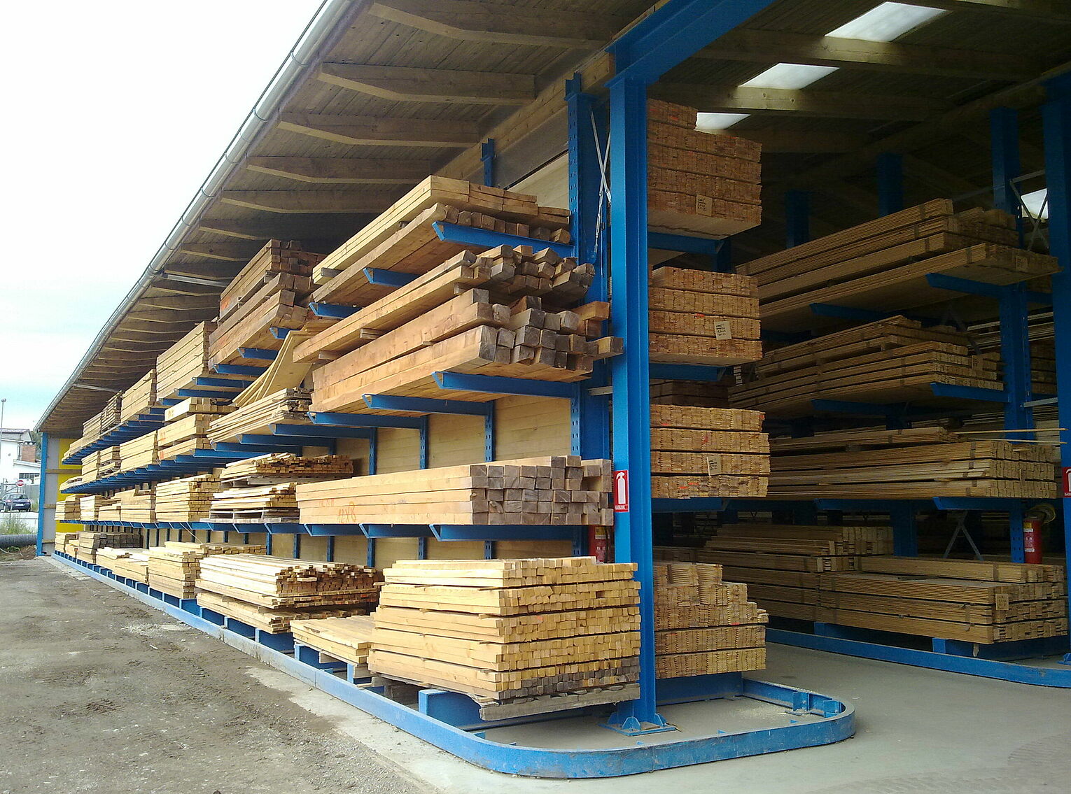 [Translate "Romania"] Rack-clad warehouse Cantilever racking