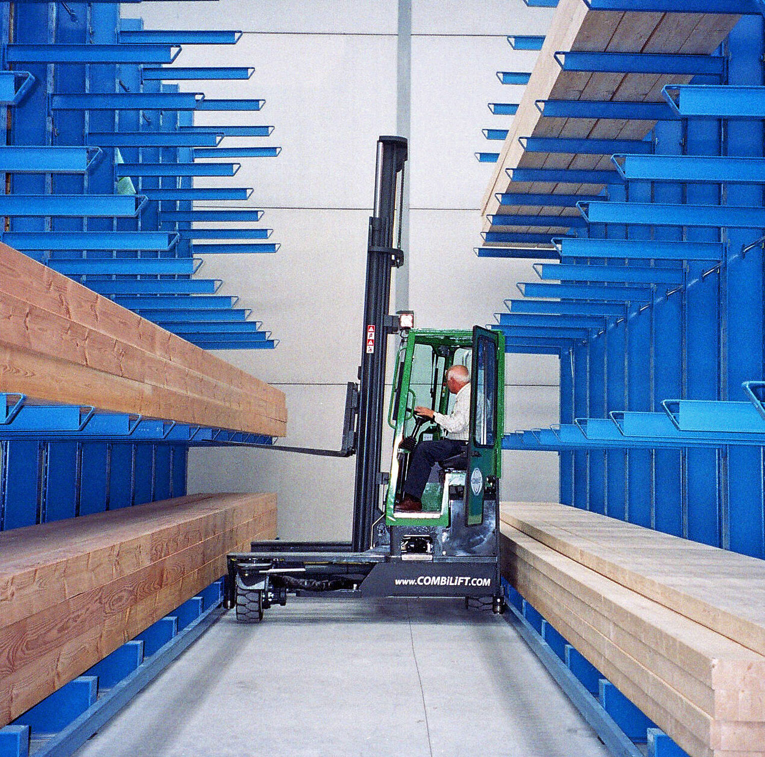 [Translate "Romania"] Cantilever racking for narrow aisle