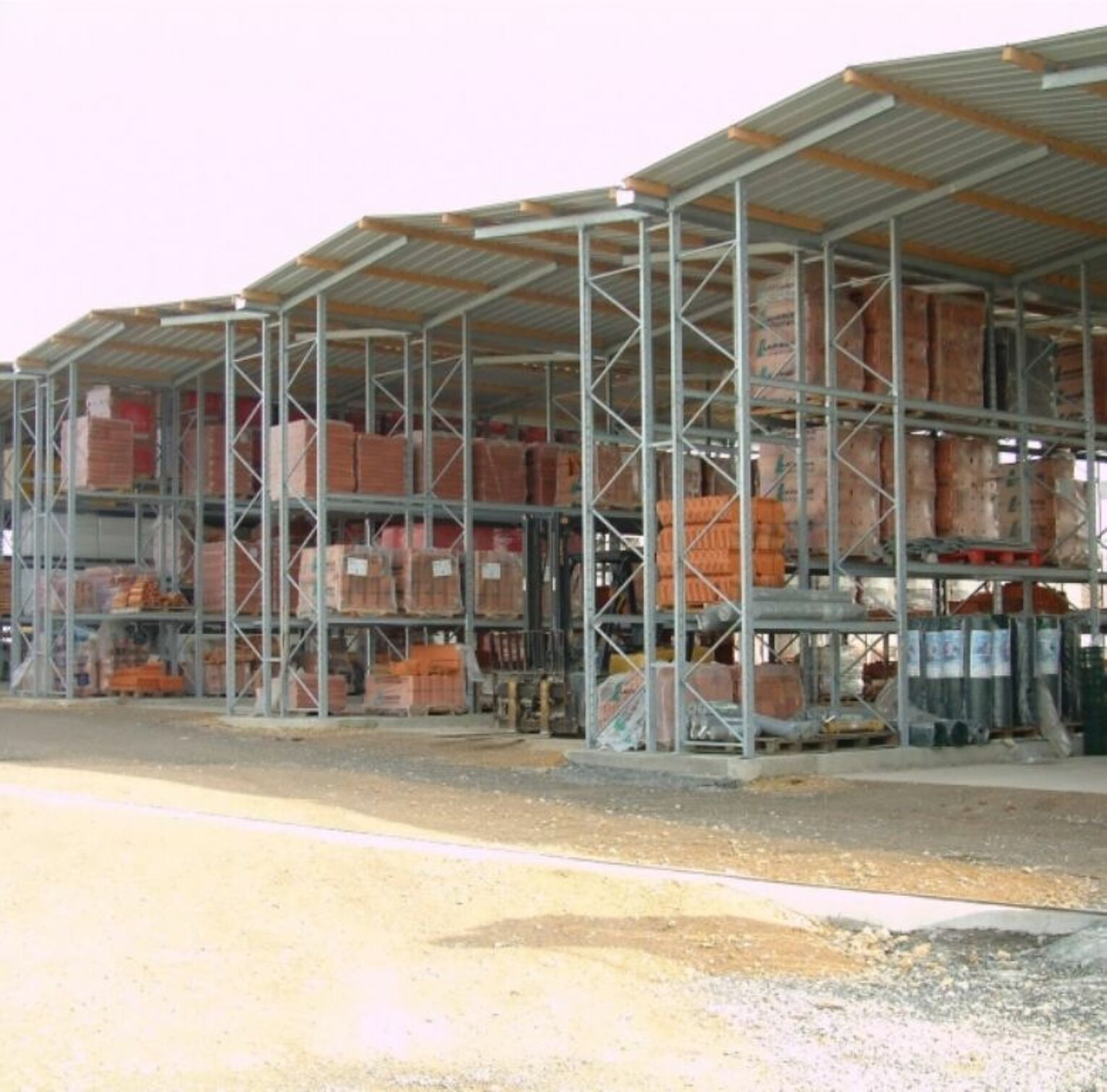 [Translate "Romania"] Rack-clad warehouse Cantilever racking