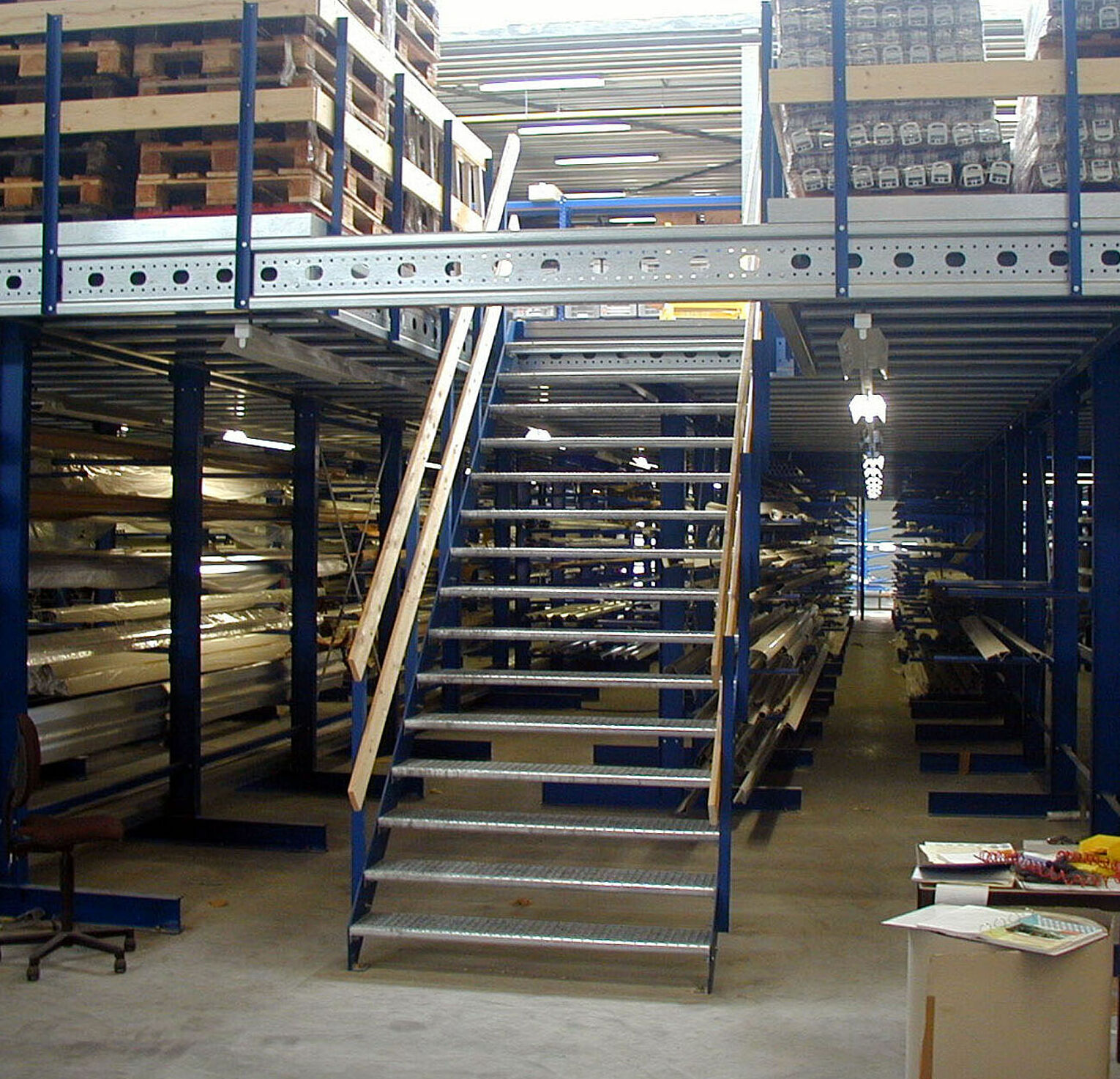 [Translate "Romania"] Cantilever racking Multi-tier storage