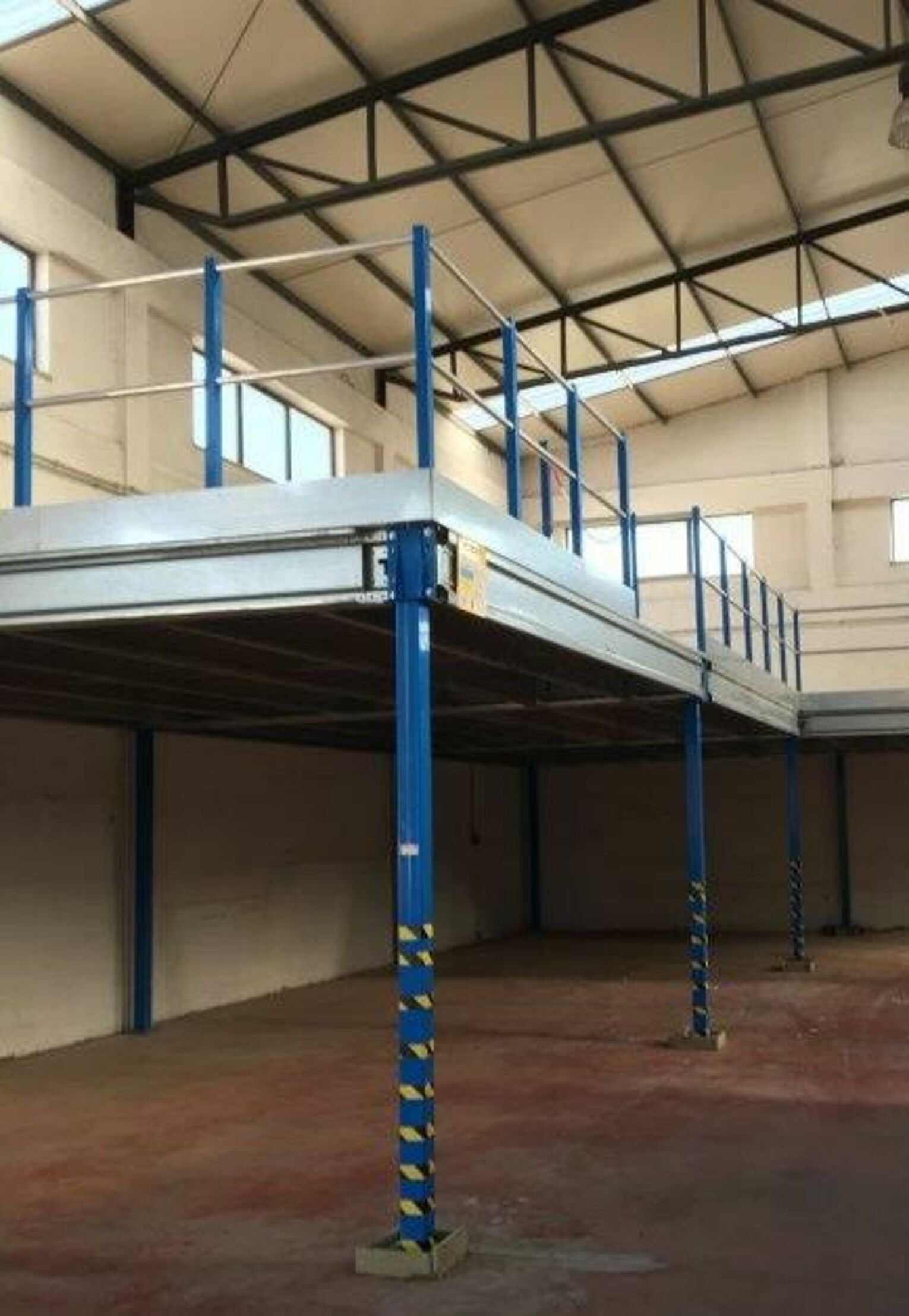 [Translate "Romania"] Cantilever racking Multi-tier storage