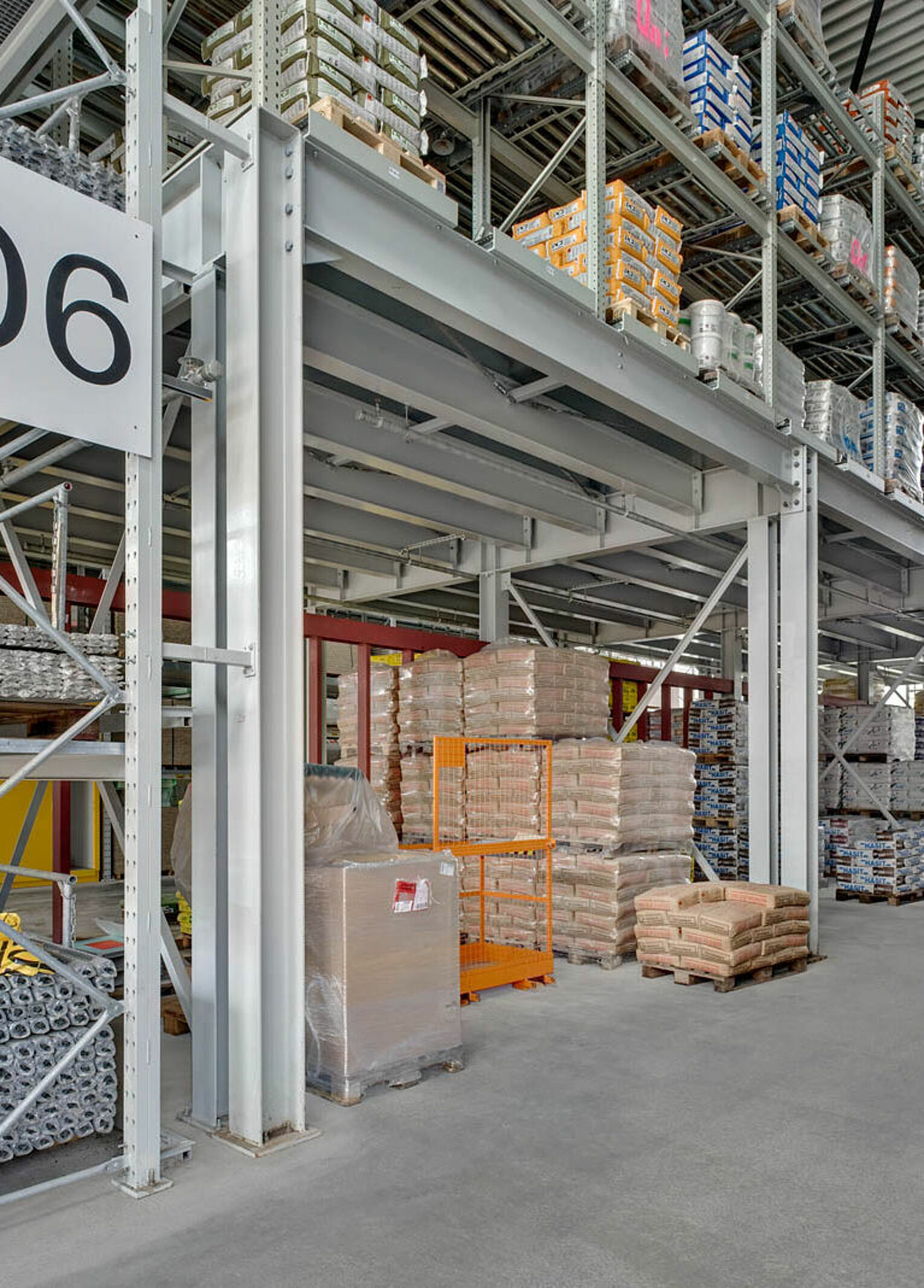 [Translate "Romania"] Cantilever racking Multi-tier storage