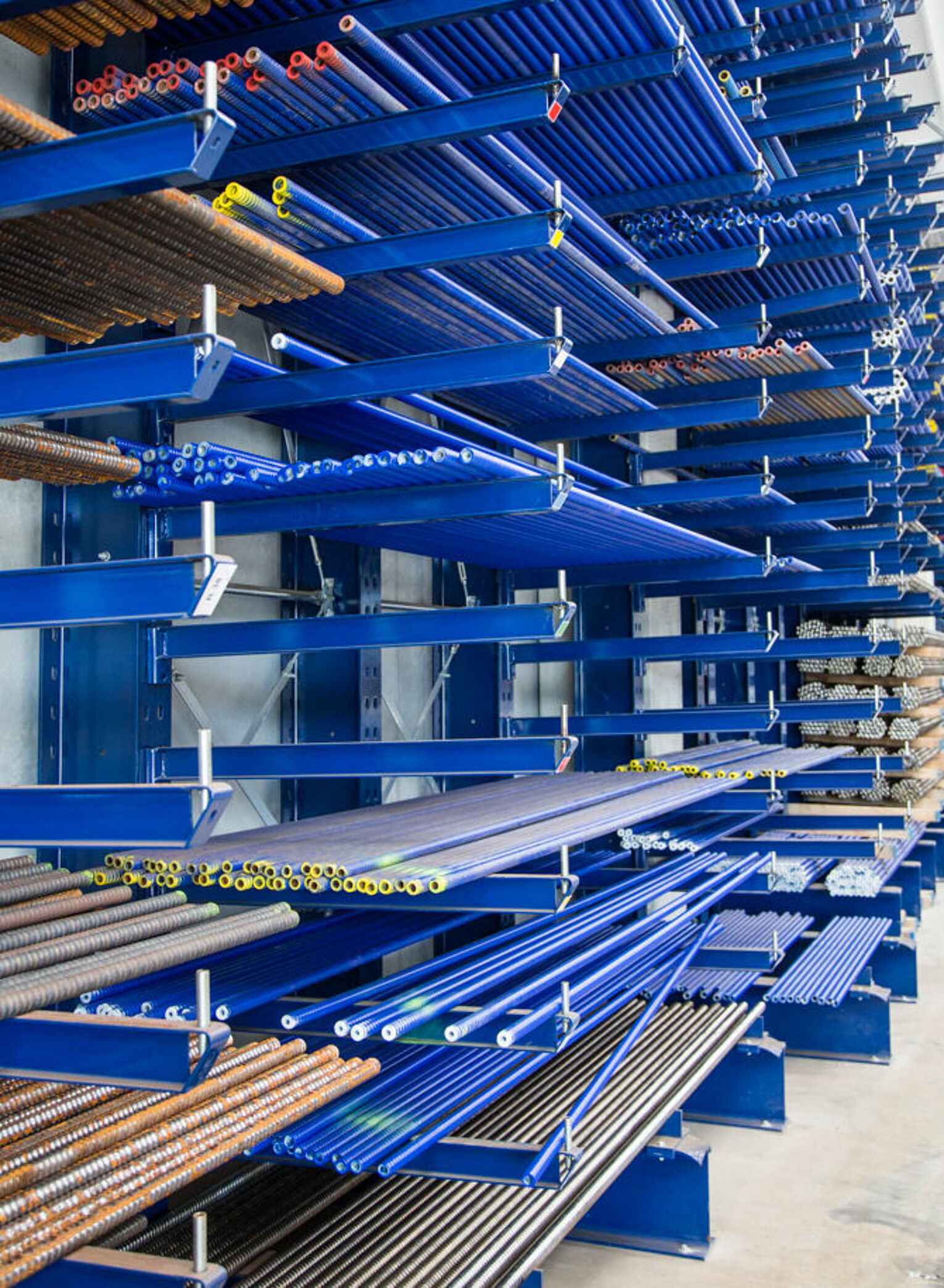 [Translate "Romania"] Cantilever racking Industry solution