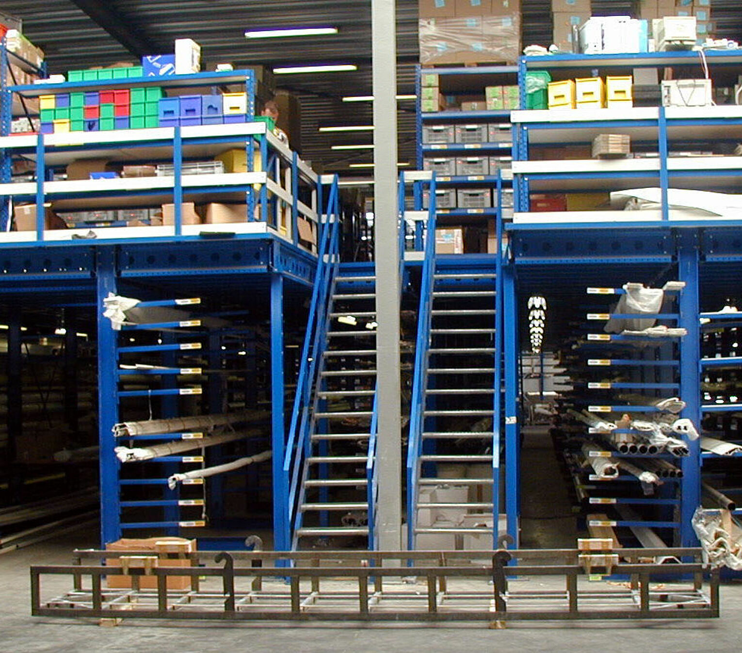 [Translate "Romania"] Cantilever racking Multi-tier storage