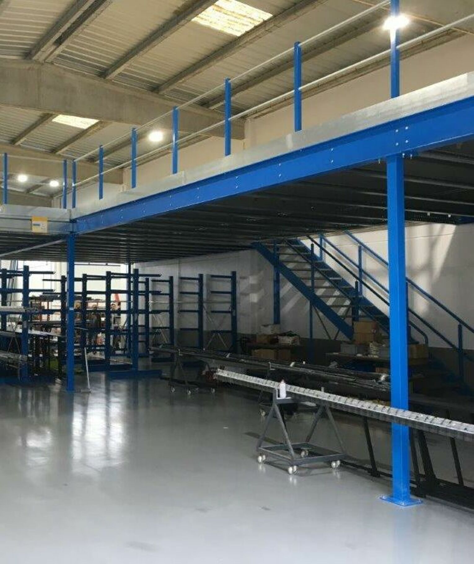 [Translate "Romania"] Cantilever racking Multi-tier storage