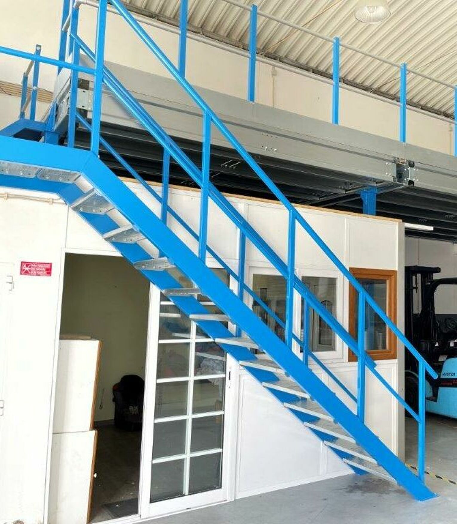 [Translate "Romania"] Cantilever racking Multi-tier storage